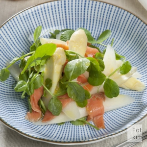 Aspargessalat med &aelig;rtespire og r&oslash;get laks