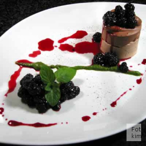 Lys og mørk chokolademousse med syltede brombær og myntepesto
Lys og mørk chokolademousse med syltede brombær og myntepesto