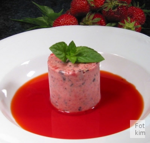 Kold jordbær consomme Kold jordbær consomme