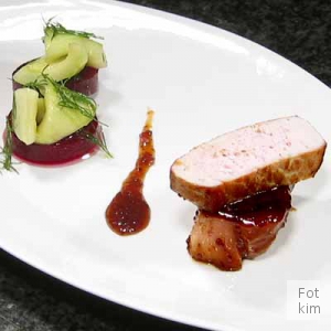 Frilands gris med 2 slags sennepsfrø, søde rødbeder og sure agurker Frilands gris med 2 slags sennepsfrø, søde rødbeder og sure agurker