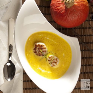 Gr&aelig;skarsuppe med kammuslinger