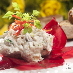 R�get makrel med marinerede r�dbeder