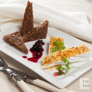Gratineret brie med stegt br�d og solb�r