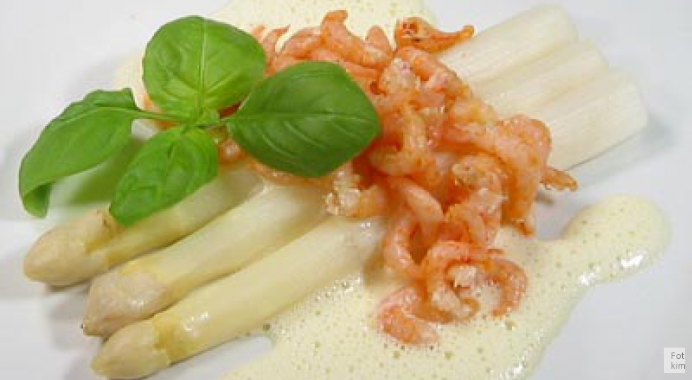 Hvide asparges med fjordrejer og mousseline sauce