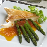 Gr&oslash;nne asparges med butterdejssnitte og &oslash;rredrogn