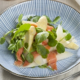 Aspargessalat med &aelig;rtespire og r&oslash;get laks