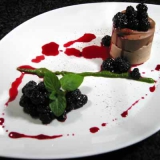 Lys og m&oslash;rk chokolademousse&nbsp;med syltede bromb&aelig;r og myntepesto