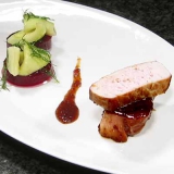 Frilands gris med 2 slags sennepsfr�, s�de r�dbeder og sure agurker