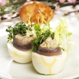 Kogte �g med sardeller og fiskesennep