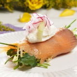 R�get lakseruller med salat og rygeost