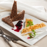 Gratineret brie med stegt br�d og solb�r